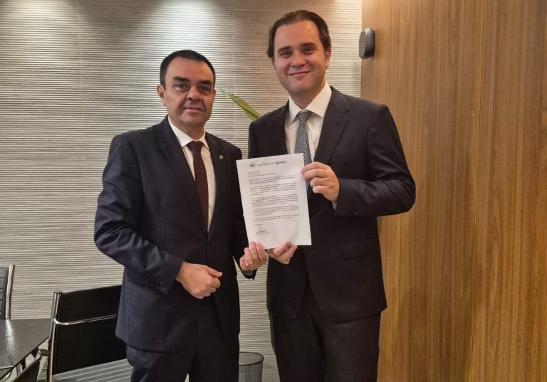 A Escola da Magistratura da AJURIS convidou o presidente da Corte Interamericana de Direitos Humanos (Corte IDH), Rodrigo Mudrovitsch, para participação no Curso de Atualização para Magistrados (CAM) sobre Direitos Fundamentais, que se realizará entre os dias 24 e 26 de junho. O convite oficial foi entregue pelo juiz Cristiano Vilhalba Flores.