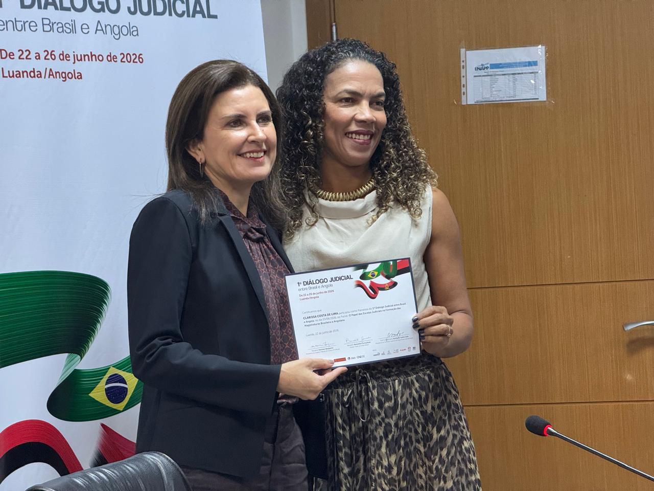 A diretora da Escola da AJURIS, juíza Clarissa Costa de Lima, participa do 1º Diálogo Judicial entre Brasil e Angola, iniciativa voltada ao fortalecimento da cooperação institucional e à troca de experiências entre os sistemas de Justiça dos dois países. O encontro internacional, que tem a AJURIS como apoiadora, ocorre em Luanda, na semana de 22 a 26 de junho.