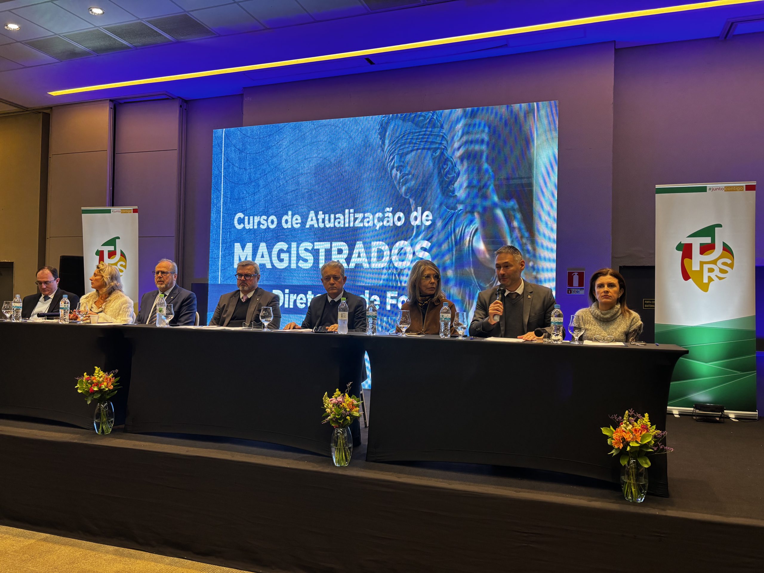 A Escola da Magistratura da AJURIS está promovendo nesta semana, em parceria com o Tribunal de Justiça, o Curso de Atualização para Magistrados (CAM) de Diretores de Foro. A iniciativa reafirma o compromisso da instituição com a formação continuada dos magistrados e com o fortalecimento da gestão judiciária.